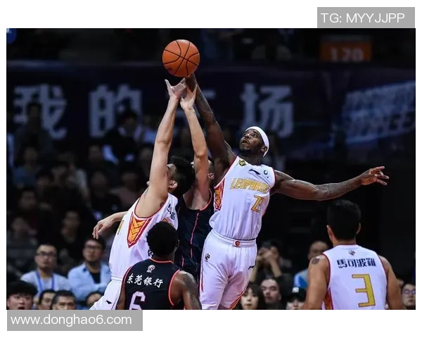 深圳篮球队进攻战术解析与深度剖析助力球队崛起之路